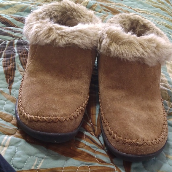 Magellan Outdoors Shoes - Magellan Outdoors size 8 Genuine Suede with Faux Fur